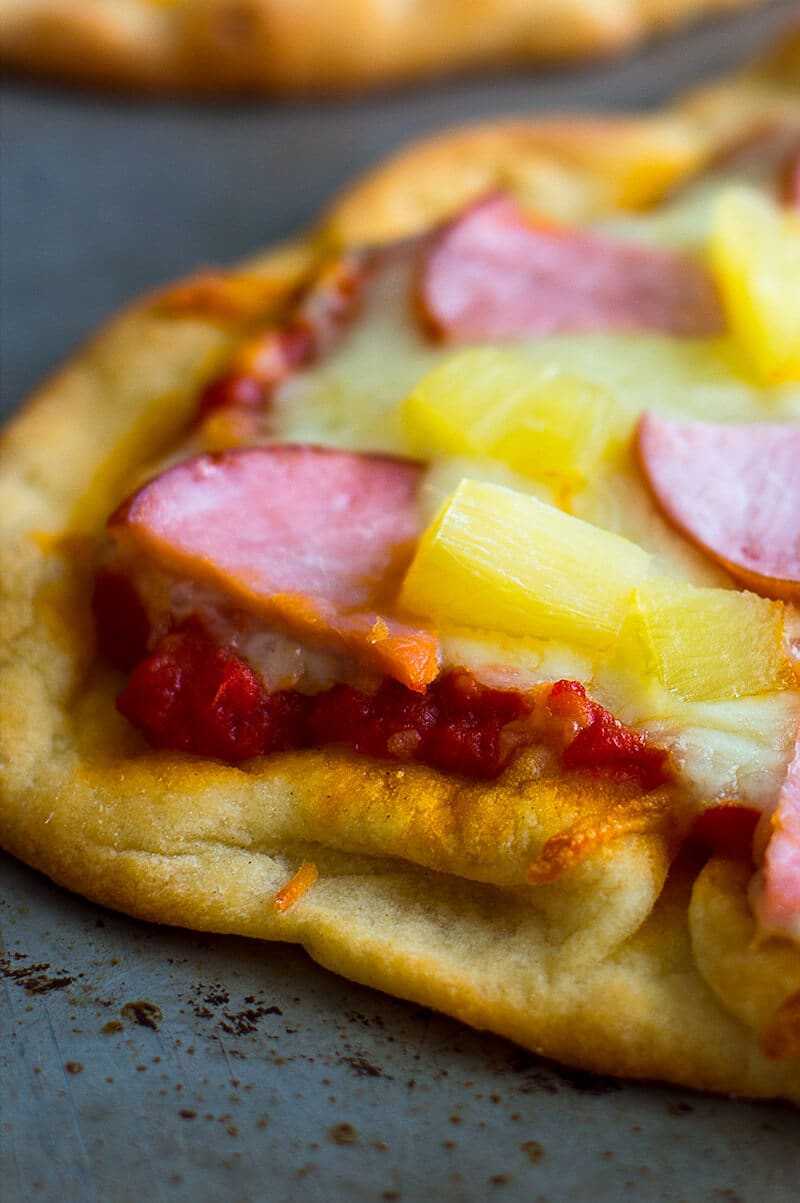 Hawaiian Naan Pizza: Your Secret to a Quick & Delicious Dinner